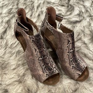 BOUTIQUE by Corkys snake skin pattern wedges